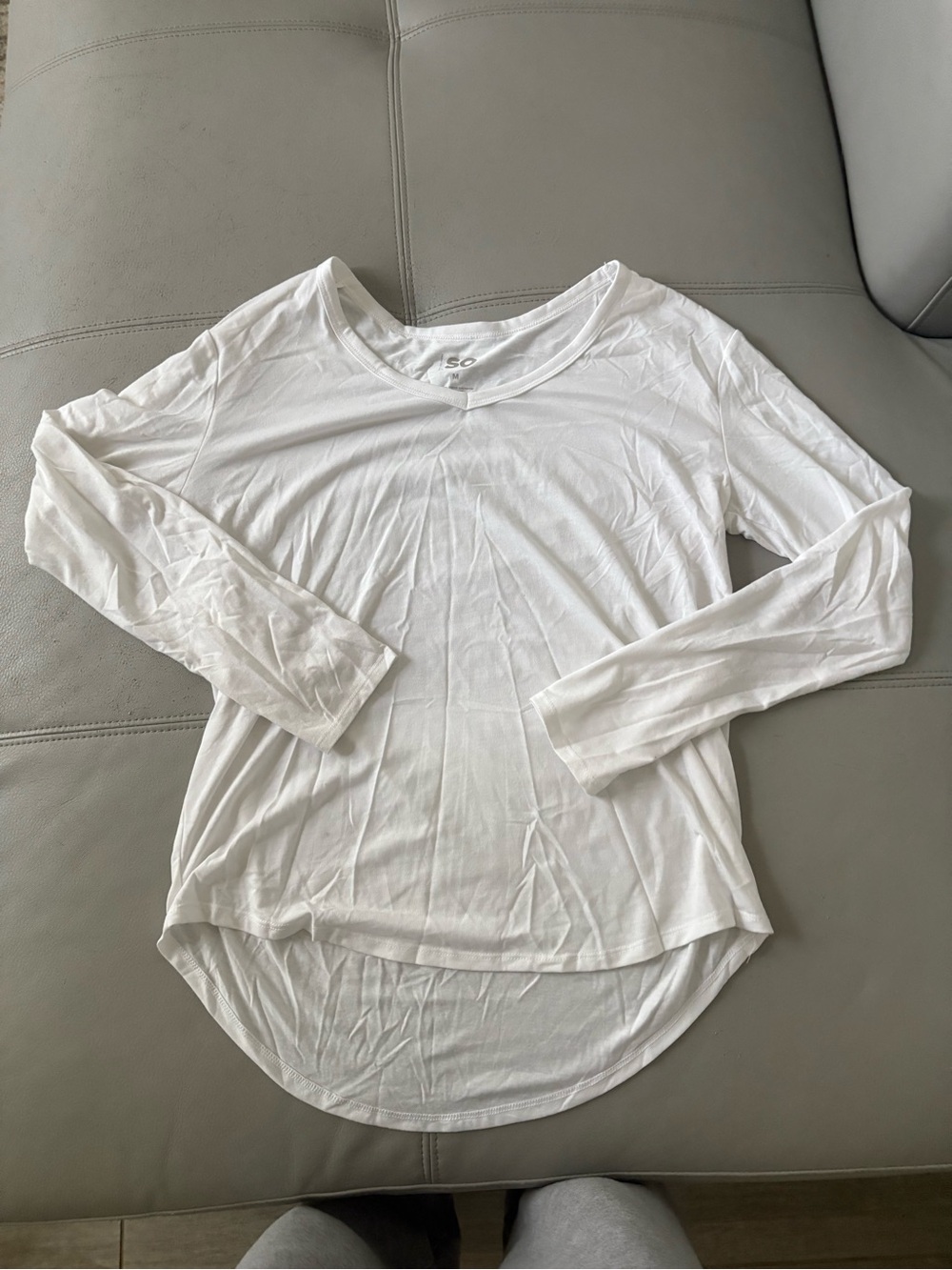 SO Women's White Long Sleeve V-Neck Tunic Tee